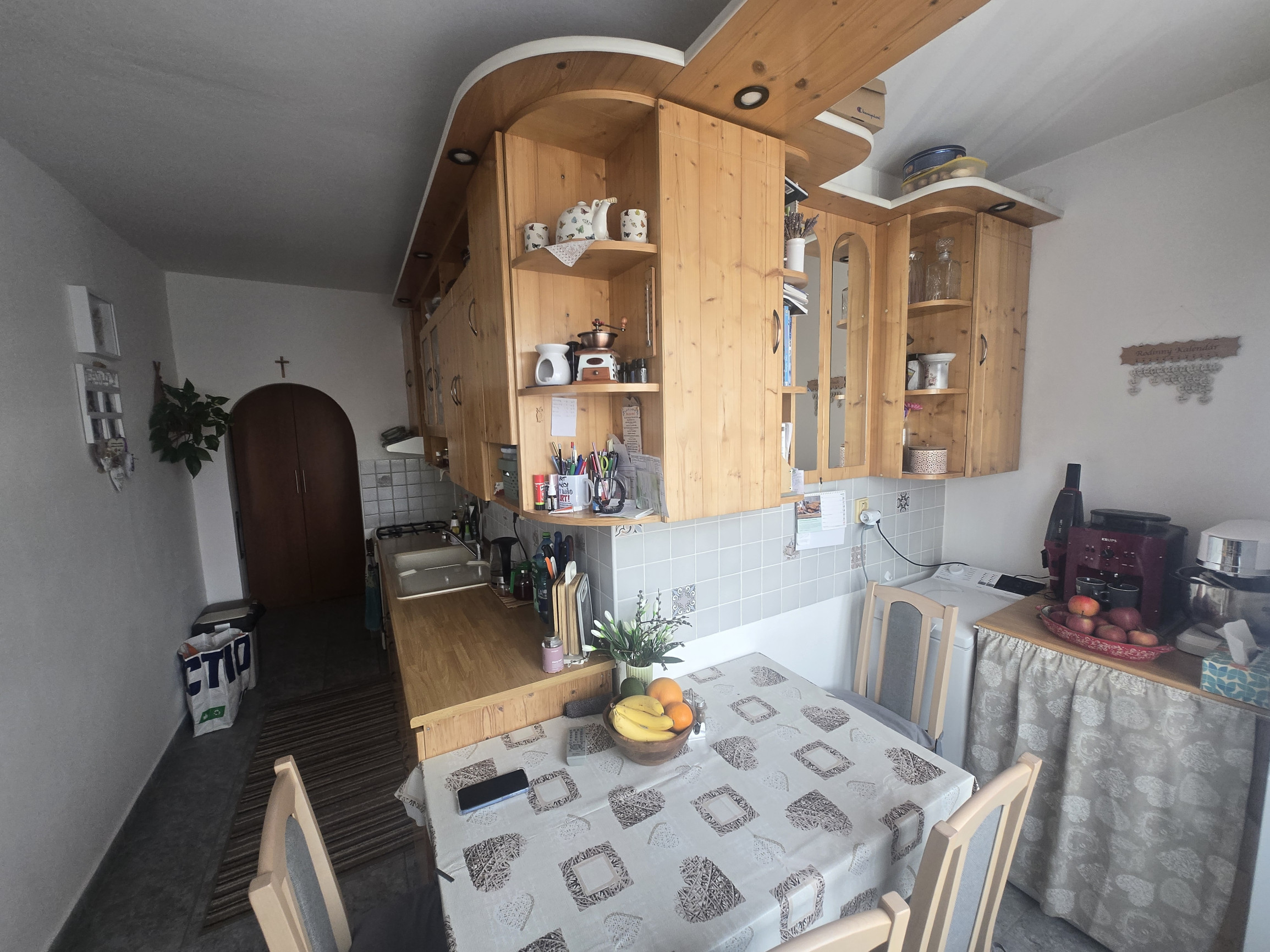 DOMOV, KDE DÝCHA DREVO: PRIESTRANNÝ 2-IZBOVÝ BYT (64 m²) – UL. RÁZUSOVA