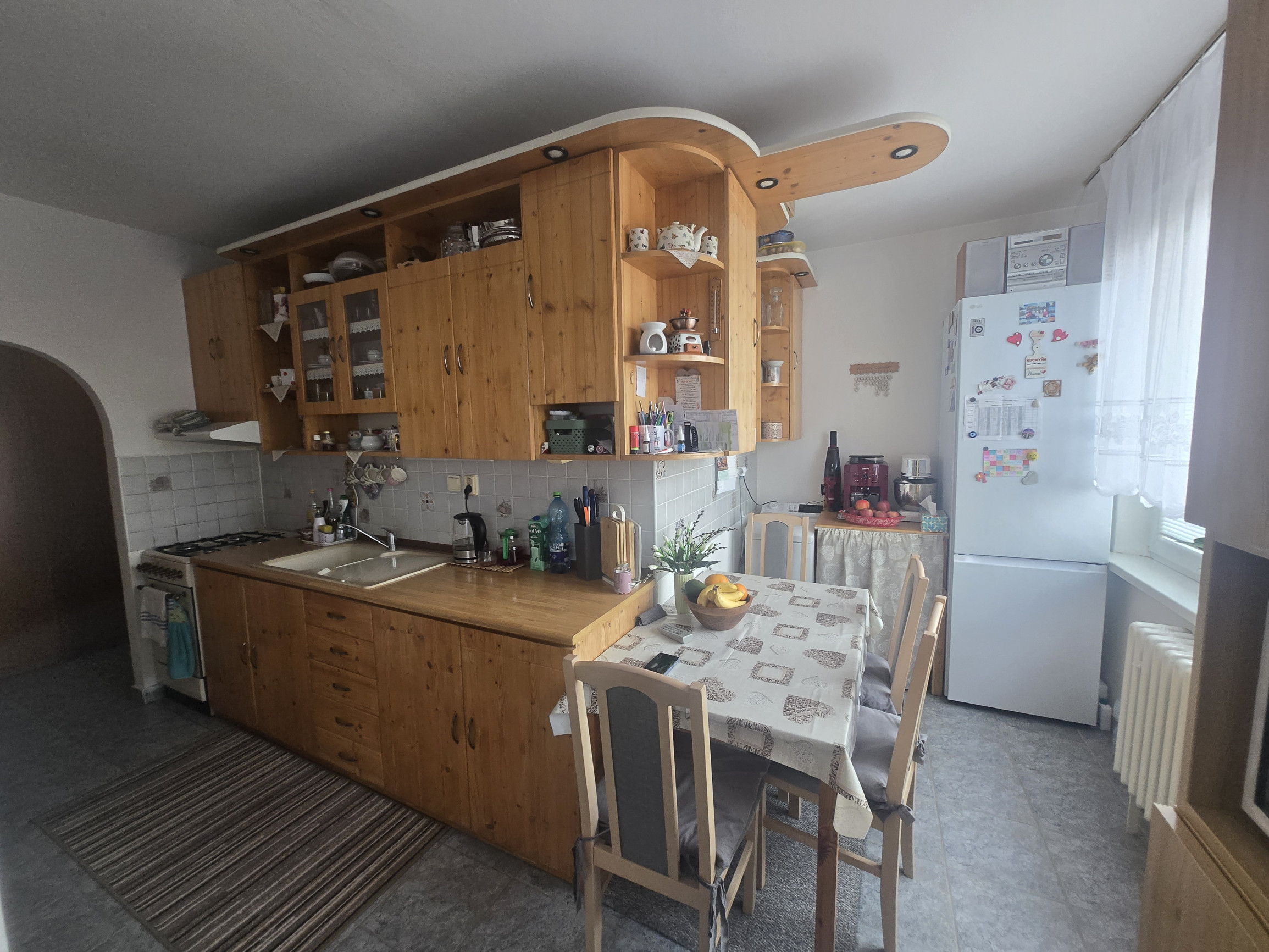 DOMOV, KDE DÝCHA DREVO: PRIESTRANNÝ 2-IZBOVÝ BYT (64 m²) – UL. RÁZUSOVA