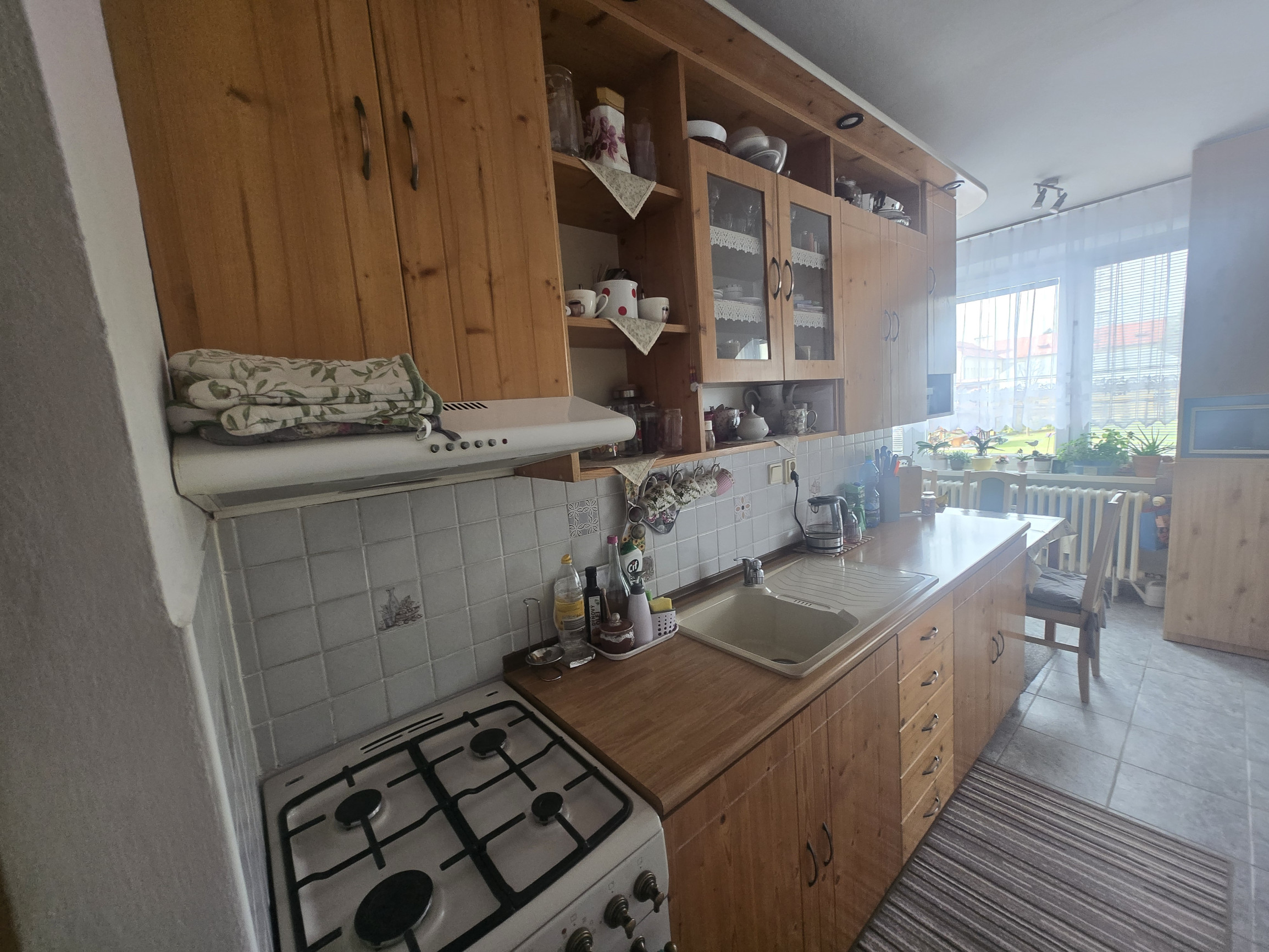 DOMOV, KDE DÝCHA DREVO: PRIESTRANNÝ 2-IZBOVÝ BYT (64 m²) – UL. RÁZUSOVA