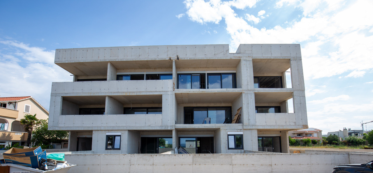 Chorvátsko : Privlaka - Na predaj apartmán s vlastnou záhradou v novostavbe, 150m od mora!