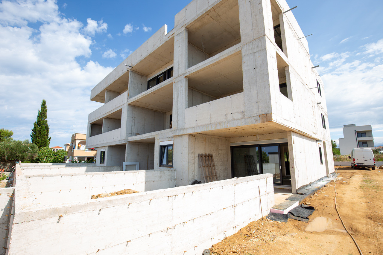 Chorvátsko : Privlaka - Na predaj apartmán s vlastnou záhradou v novostavbe, 150m od mora!