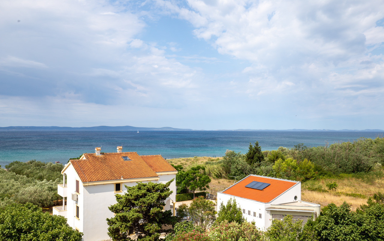 Chorvátsko : Privlaka - Na predaj apartmán s vlastnou záhradou v novostavbe, 150m od mora!