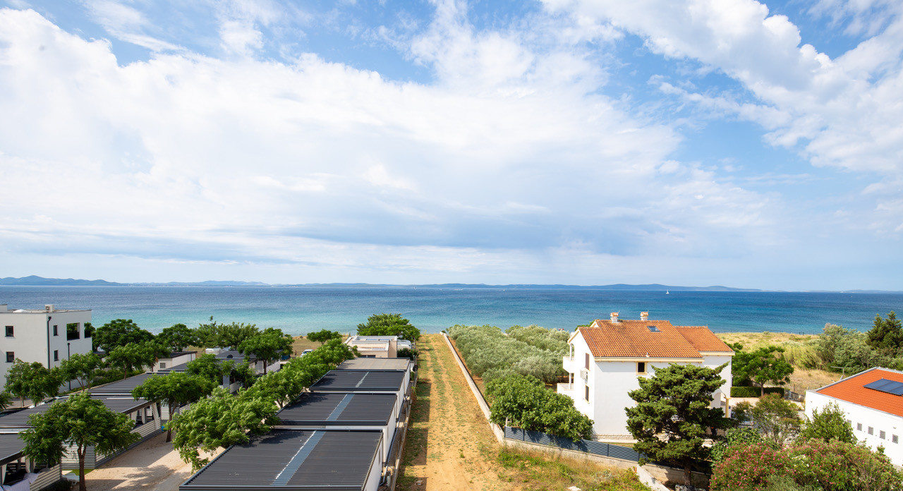 Chorvátsko : Privlaka - Na predaj apartmán s vlastnou záhradou v novostavbe, 150m od mora!