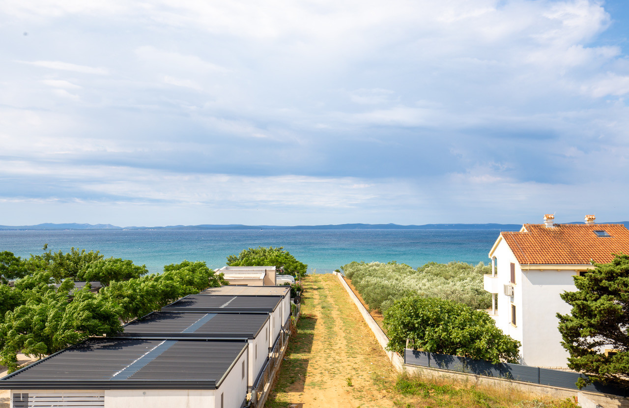 Chorvátsko : Privlaka - Na predaj apartmán s vlastnou záhradou v novostavbe, 150m od mora!