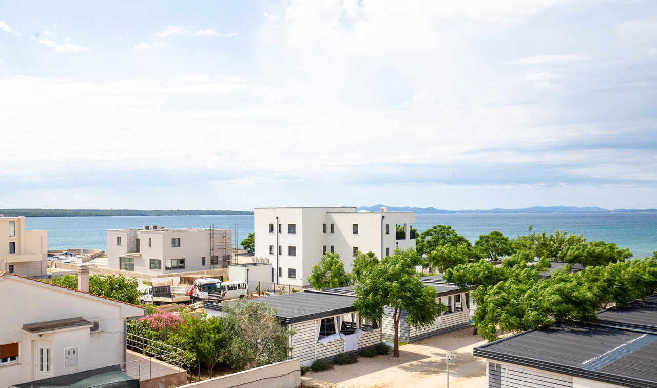 Chorvátsko : Privlaka - Na predaj apartmán s vlastnou záhradou v novostavbe, 150m od mora!