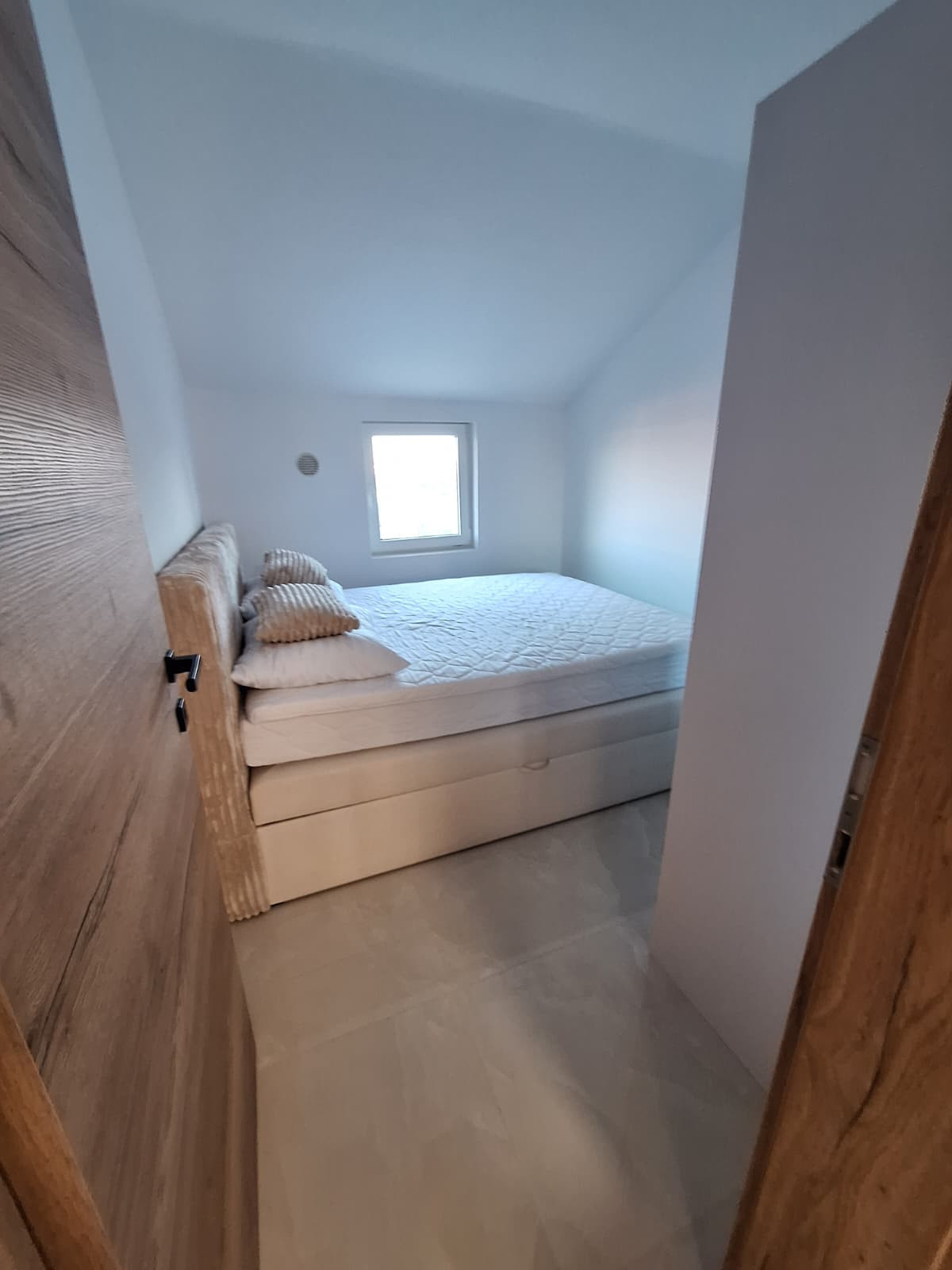 Chorvátsko, ostrov Vir - Na predaj novostavba zariadeného apartmánu so spoločným bazénom