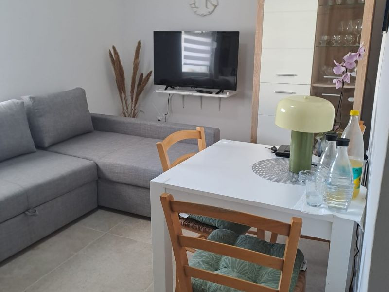 Chorvátsko - Domček v radovej zástavbe s pred záhradkou