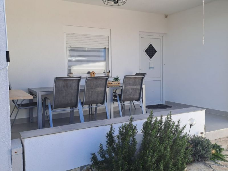 Chorvátsko - Domček v radovej zástavbe s pred záhradkou