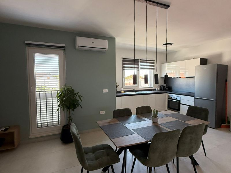 Chorvátsko - Zariadený apartmán s výhľadom na more len 250m od mora