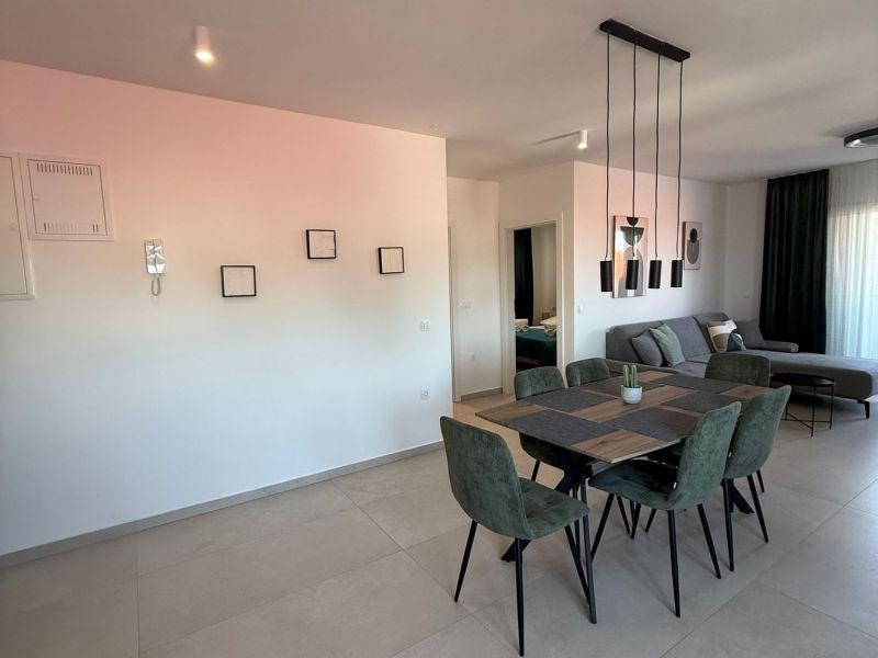 Chorvátsko - Zariadený apartmán s výhľadom na more len 250m od mora