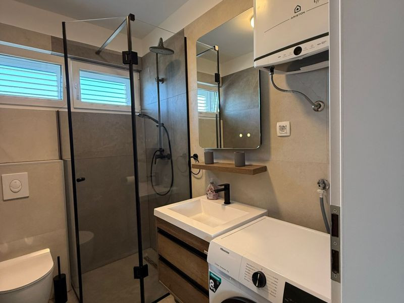 Chorvátsko - Zariadený apartmán s výhľadom na more len 250m od mora