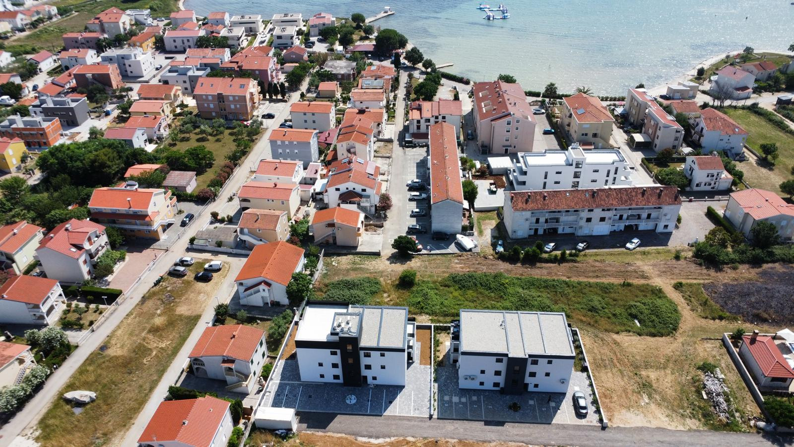 Chorvátsko -Novostavba apartmán 3x spálňa so strešnou terasou a výhľadom na more v Privlake