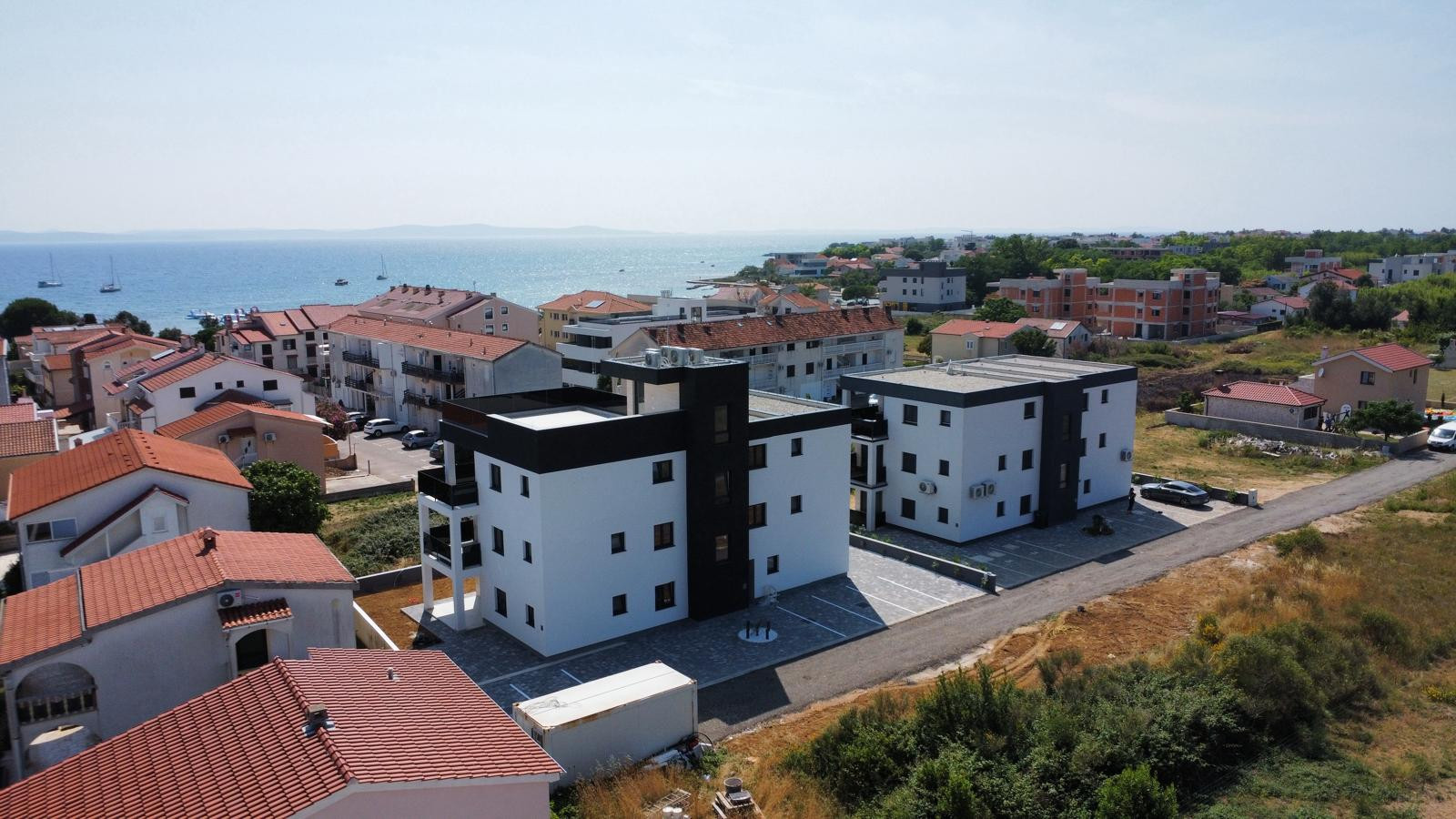 Chorvátsko -Novostavba apartmán 3x spálňa so strešnou terasou a výhľadom na more v Privlake