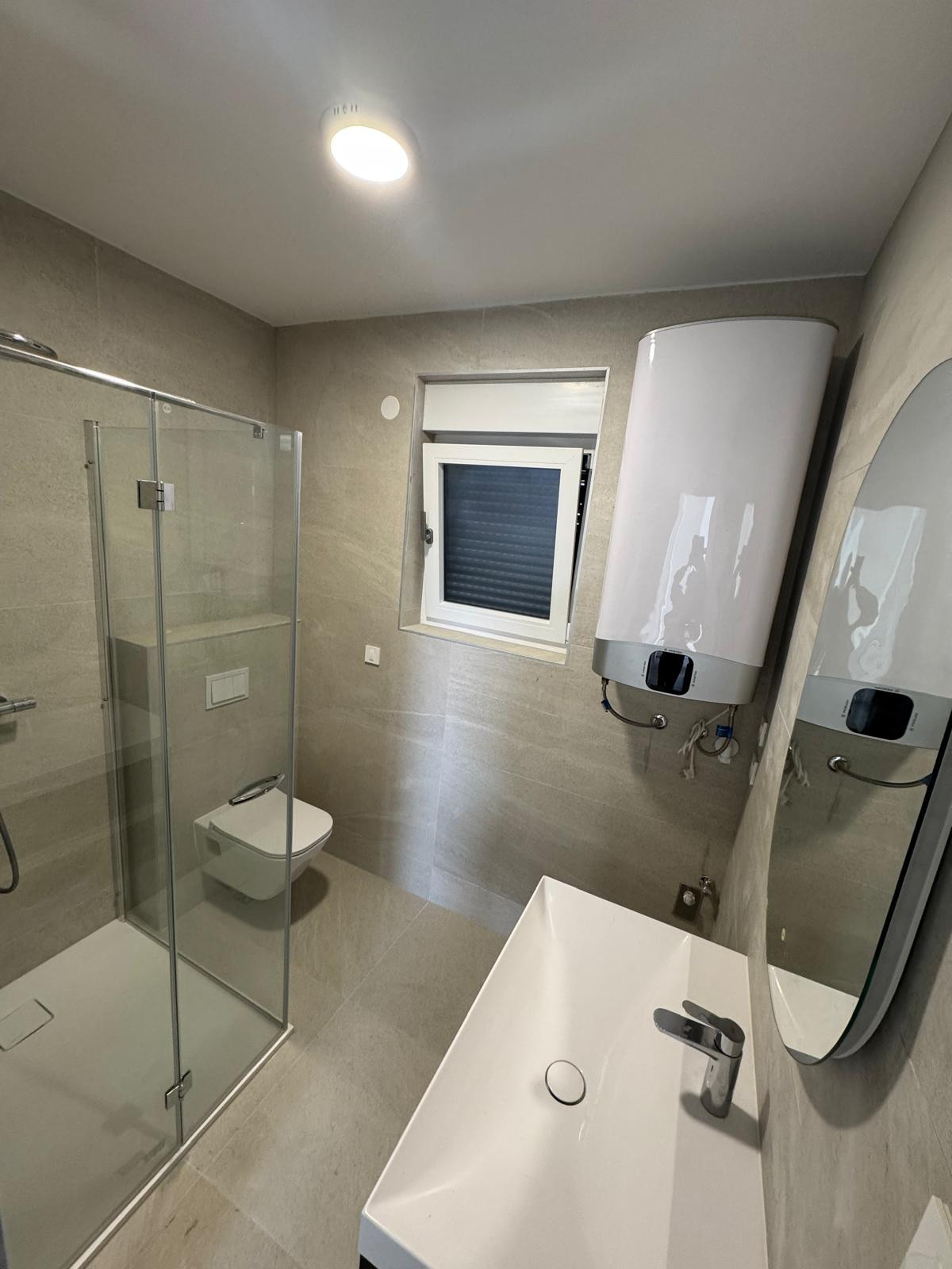 Chorvátsko -Novostavba apartmán 3x spálňa so strešnou terasou a výhľadom na more v Privlake