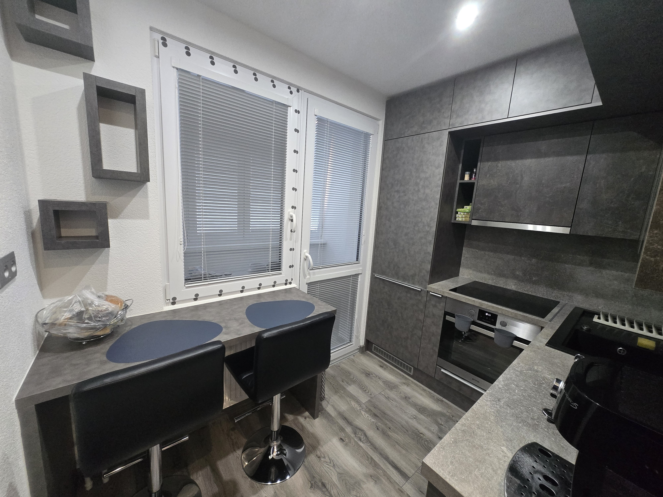 Rezervované - MODERNÝ A SLNEČNÝ: Kompletne zrekonštruovaný 1-izbový byt s loggiou v Brezne