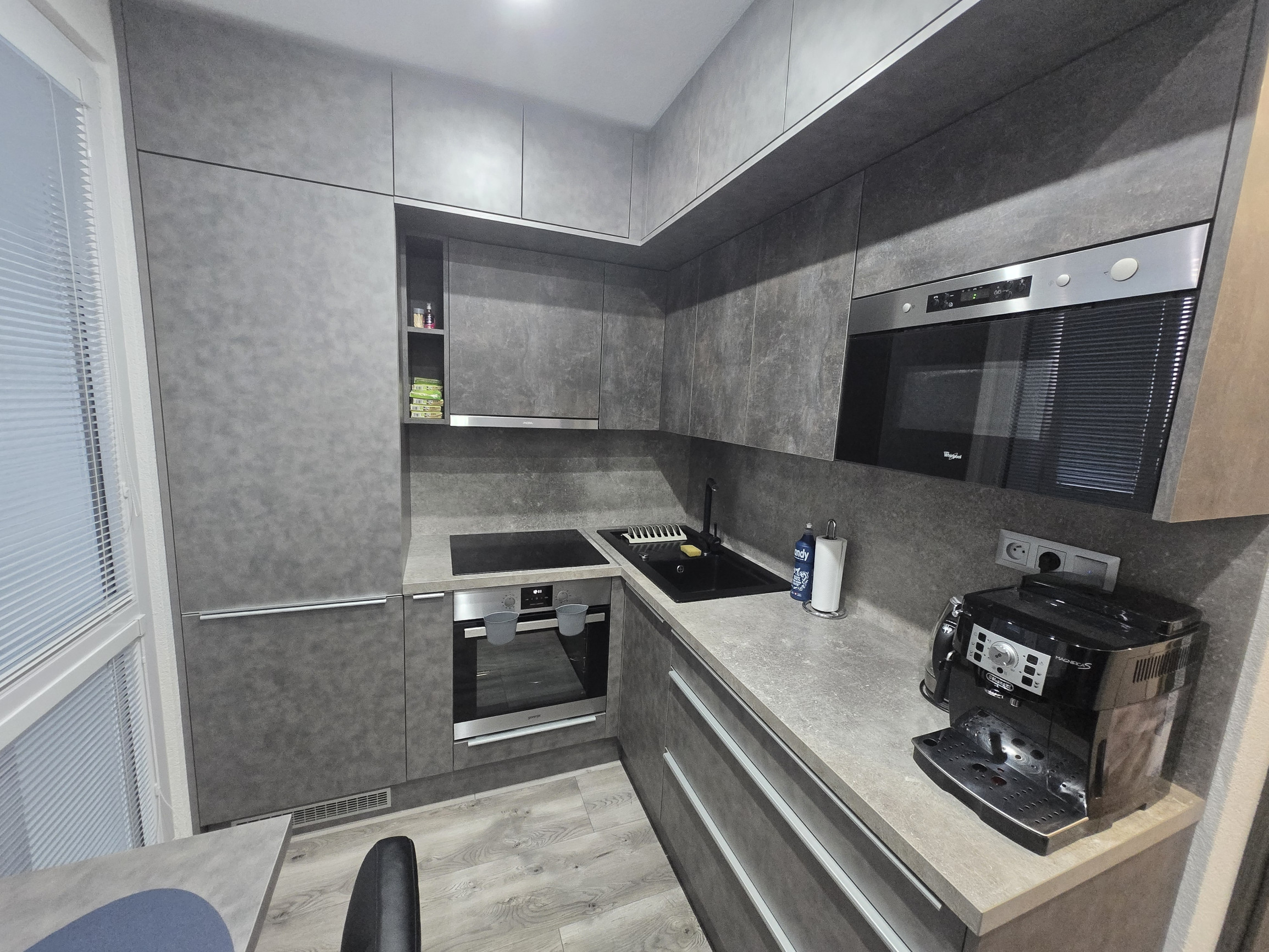 Rezervované - MODERNÝ A SLNEČNÝ: Kompletne zrekonštruovaný 1-izbový byt s loggiou v Brezne