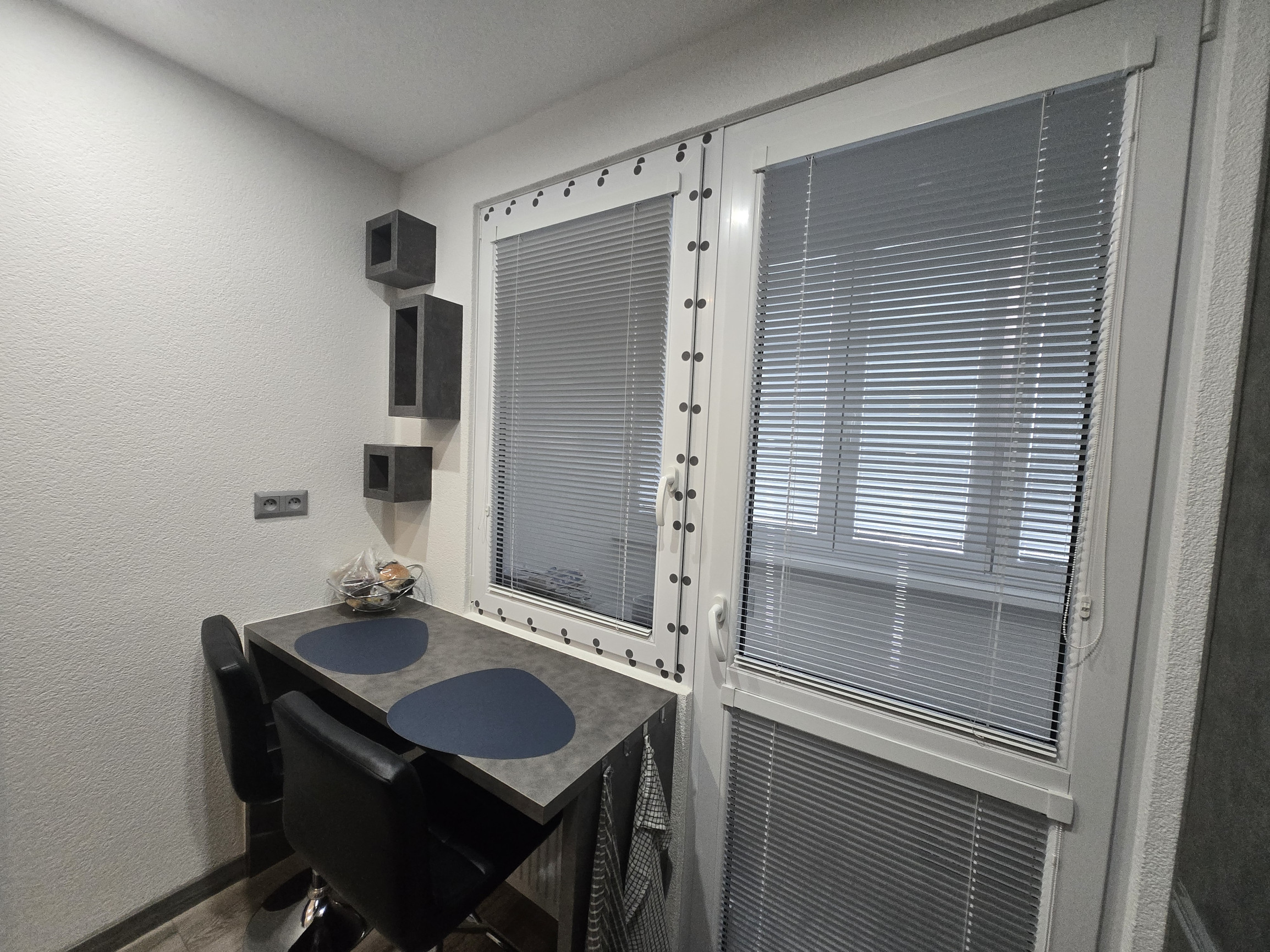 Rezervované - MODERNÝ A SLNEČNÝ: Kompletne zrekonštruovaný 1-izbový byt s loggiou v Brezne