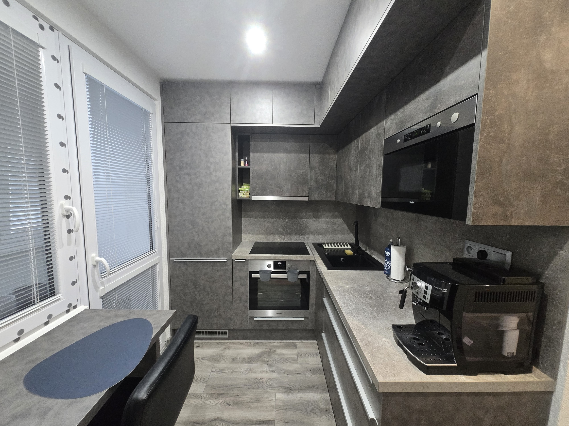 Rezervované - MODERNÝ A SLNEČNÝ: Kompletne zrekonštruovaný 1-izbový byt s loggiou v Brezne