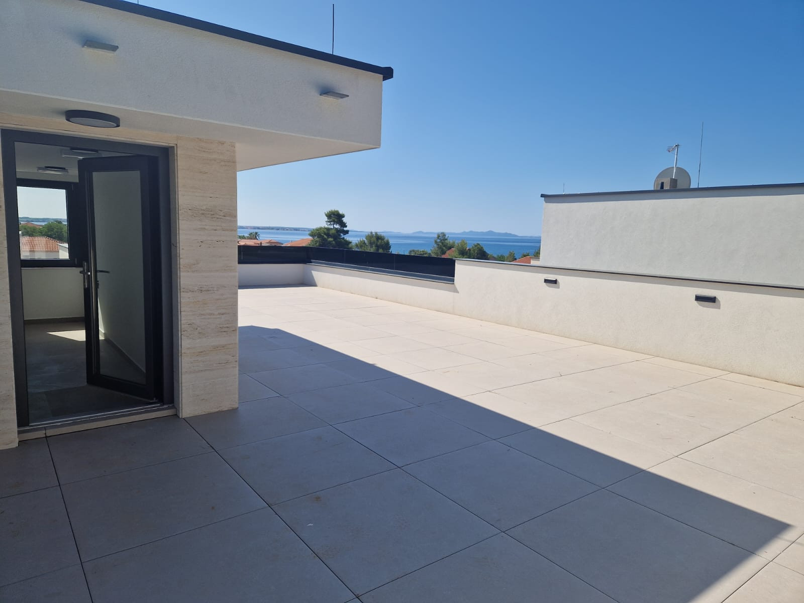 Chorvátsko - Novostavba apartmán s výhľadom na more len 150m od mora už len jeden v ponuke