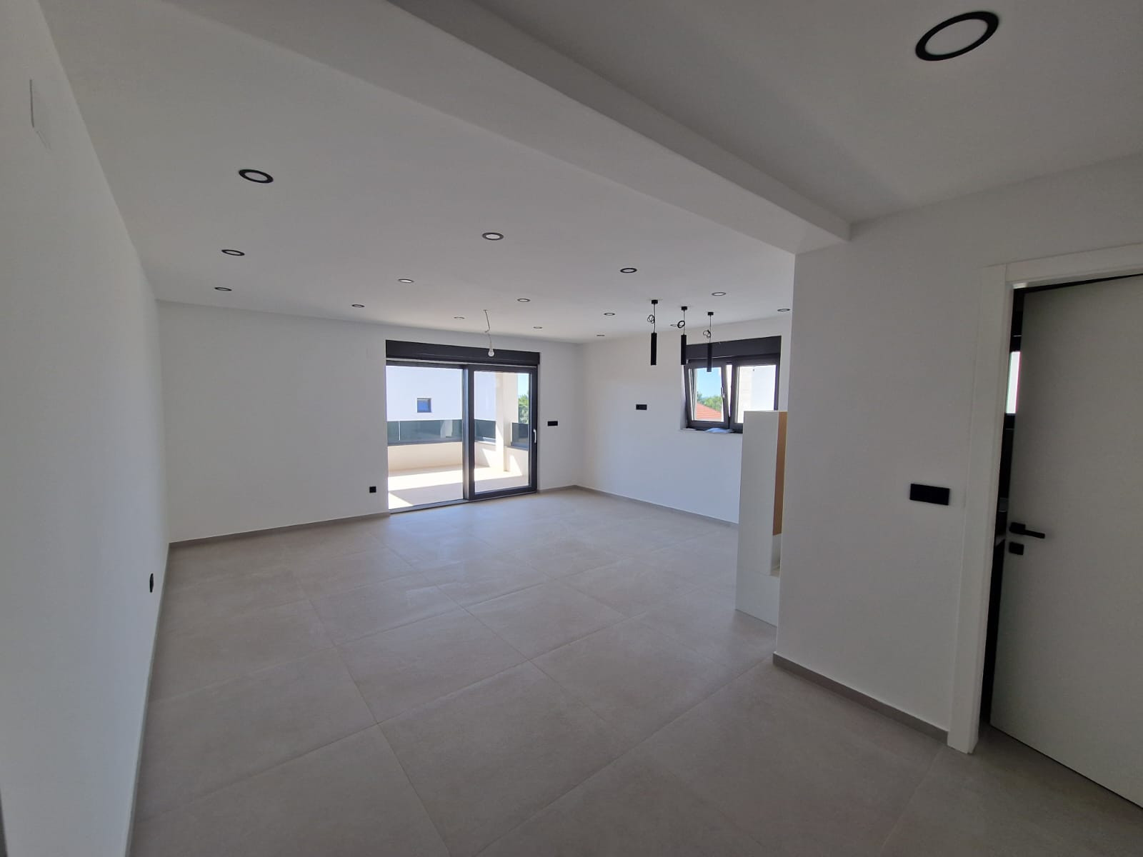 Chorvátsko - Novostavba apartmán s výhľadom na more len 150m od mora už len jeden v ponuke