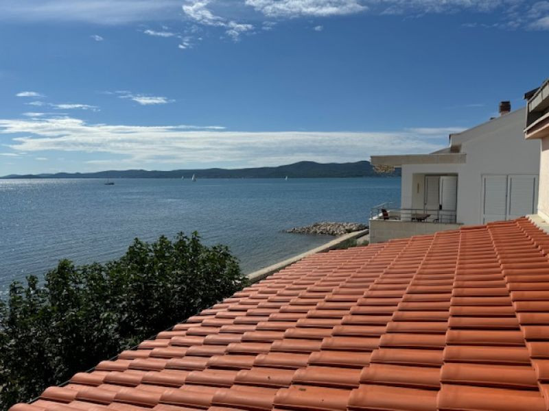 Chorvatsko na predaj: Jedinečný apartmán v Sukošane – Prvý rad pri mori!