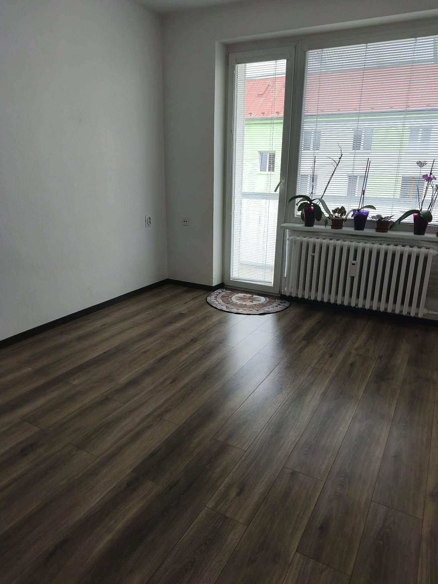 PREDAJ: 2-izbový byt s balkónom – Valaská, Hronská ulica