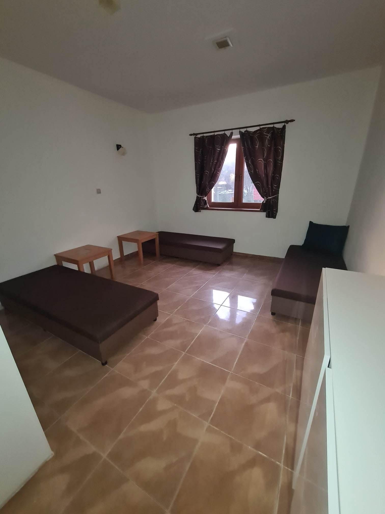 Priestranný 3-izbový byt (70 m²) v rodinnom dome so záhradou