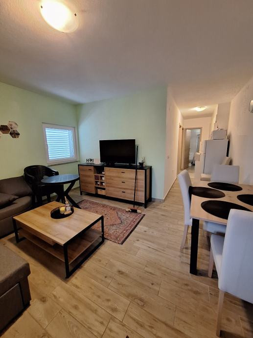 Chorvátsko ,ostrov Vir - Na predaj prízemný apartmán s terasou len 150 m od mora!
