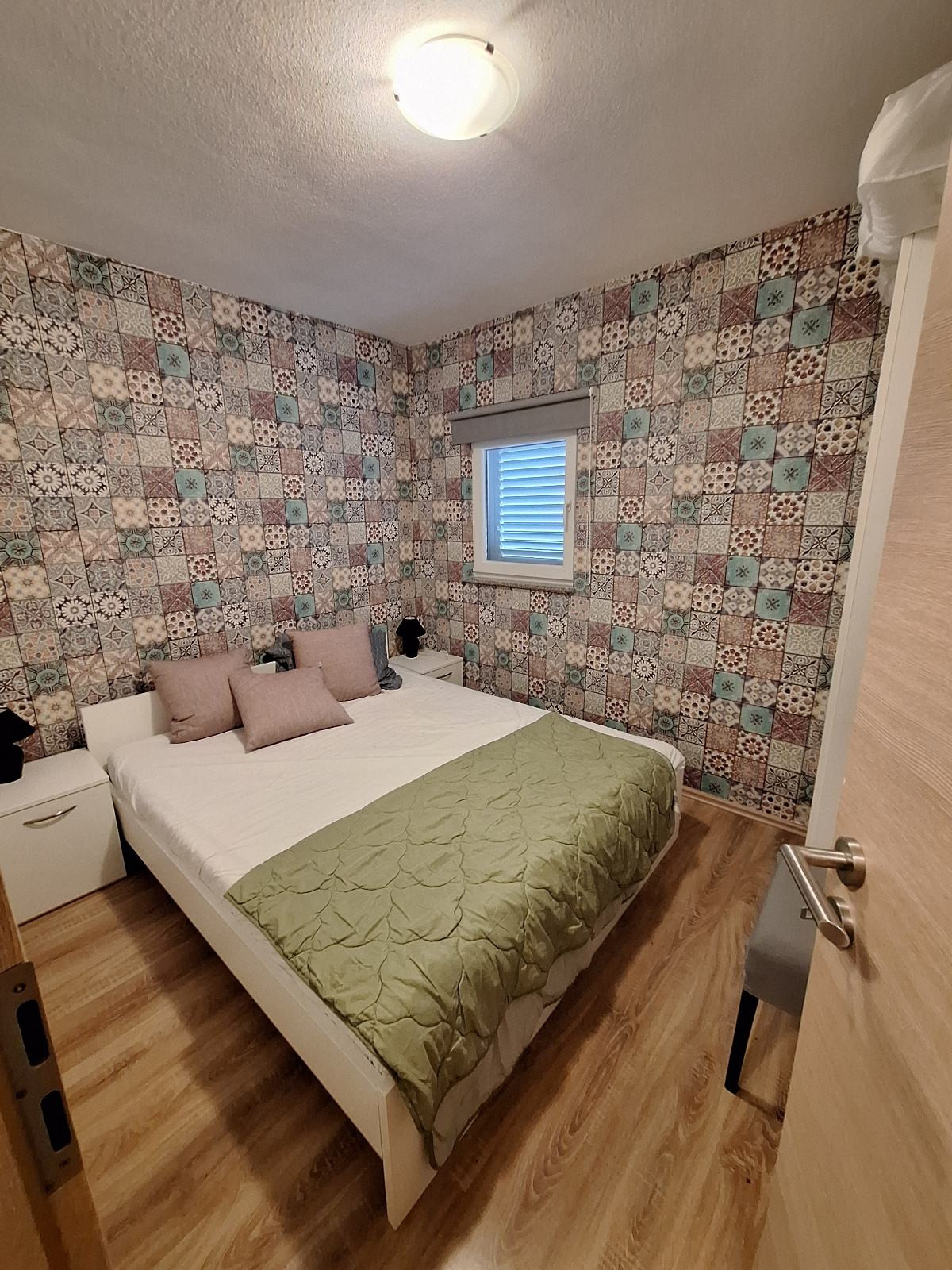 Chorvátsko ,ostrov Vir - Na predaj prízemný apartmán s terasou len 150 m od mora!