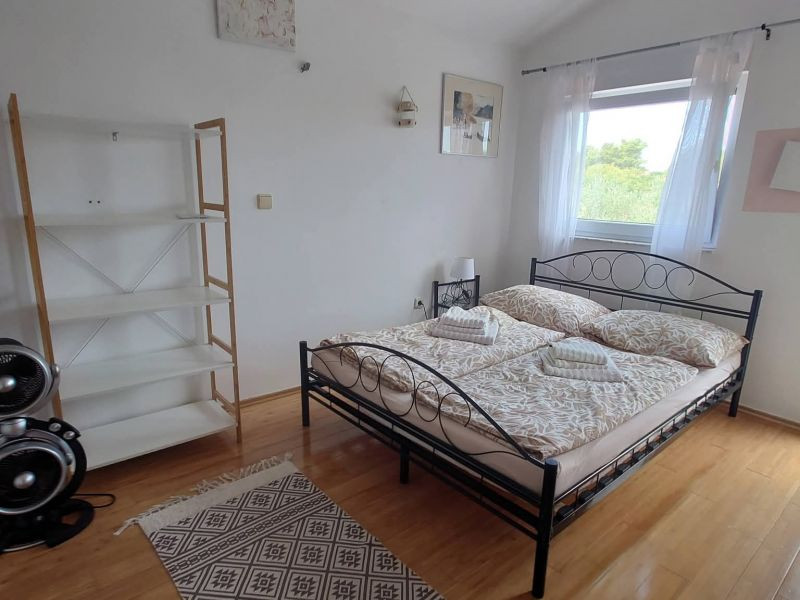 Chorvátsko, ostrov Vir - Na predaj dvojpodlažný apartmán so záhradou