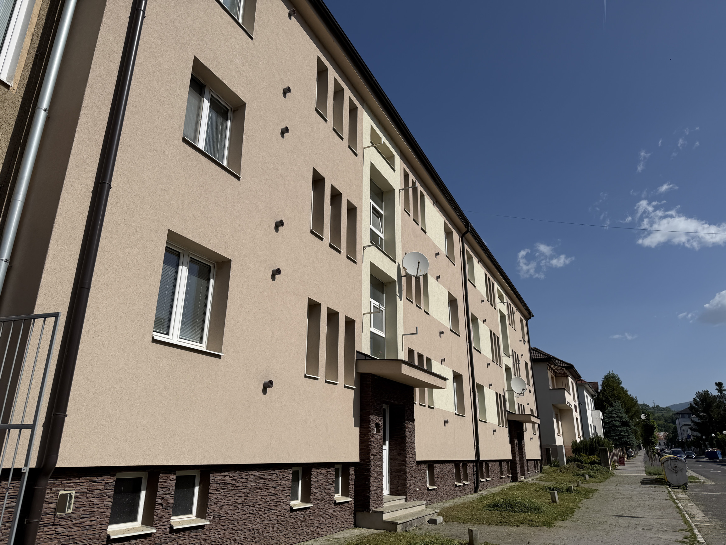 Exkluzívne na predaj - 2 izbový byt priamo v centre Brezna