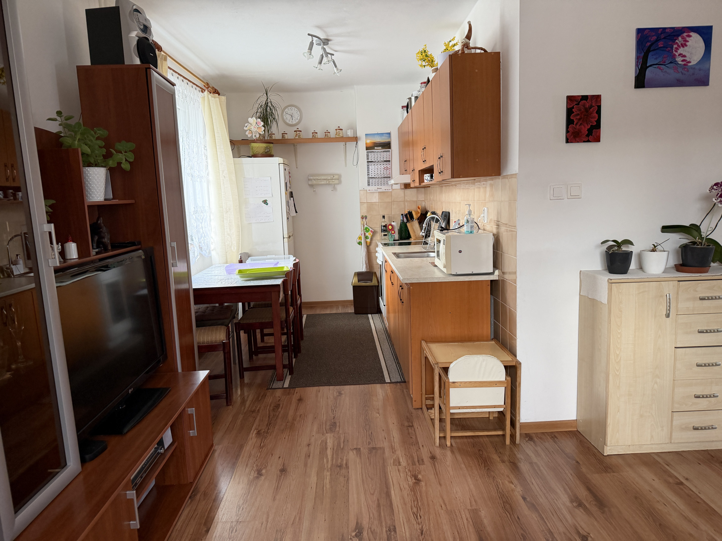 == Priestranný  2- izbový byt 65 m2 vo Valaskej - výborná cena za m2