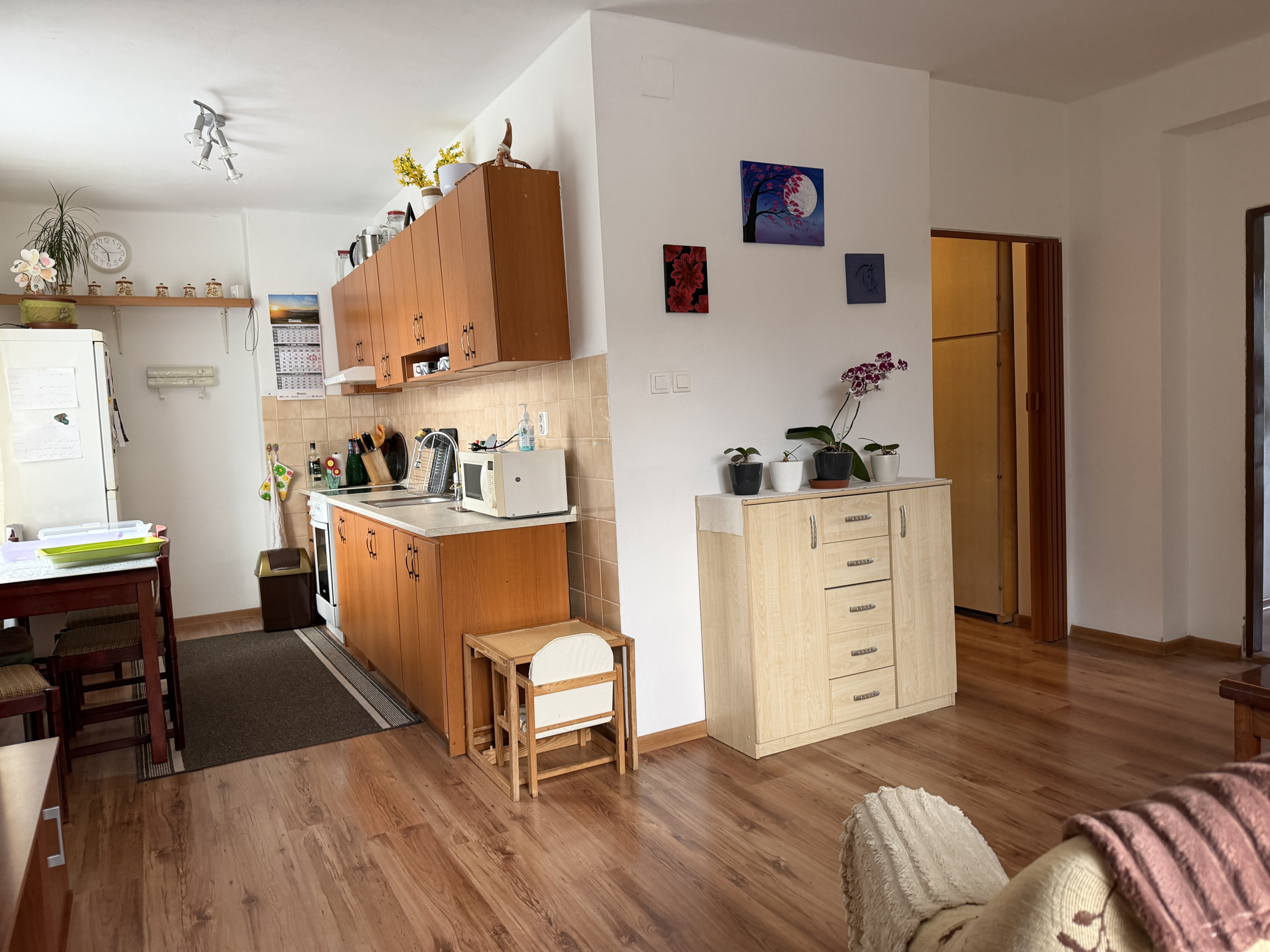 == Priestranný  2- izbový byt 65 m2 vo Valaskej - výborná cena za m2