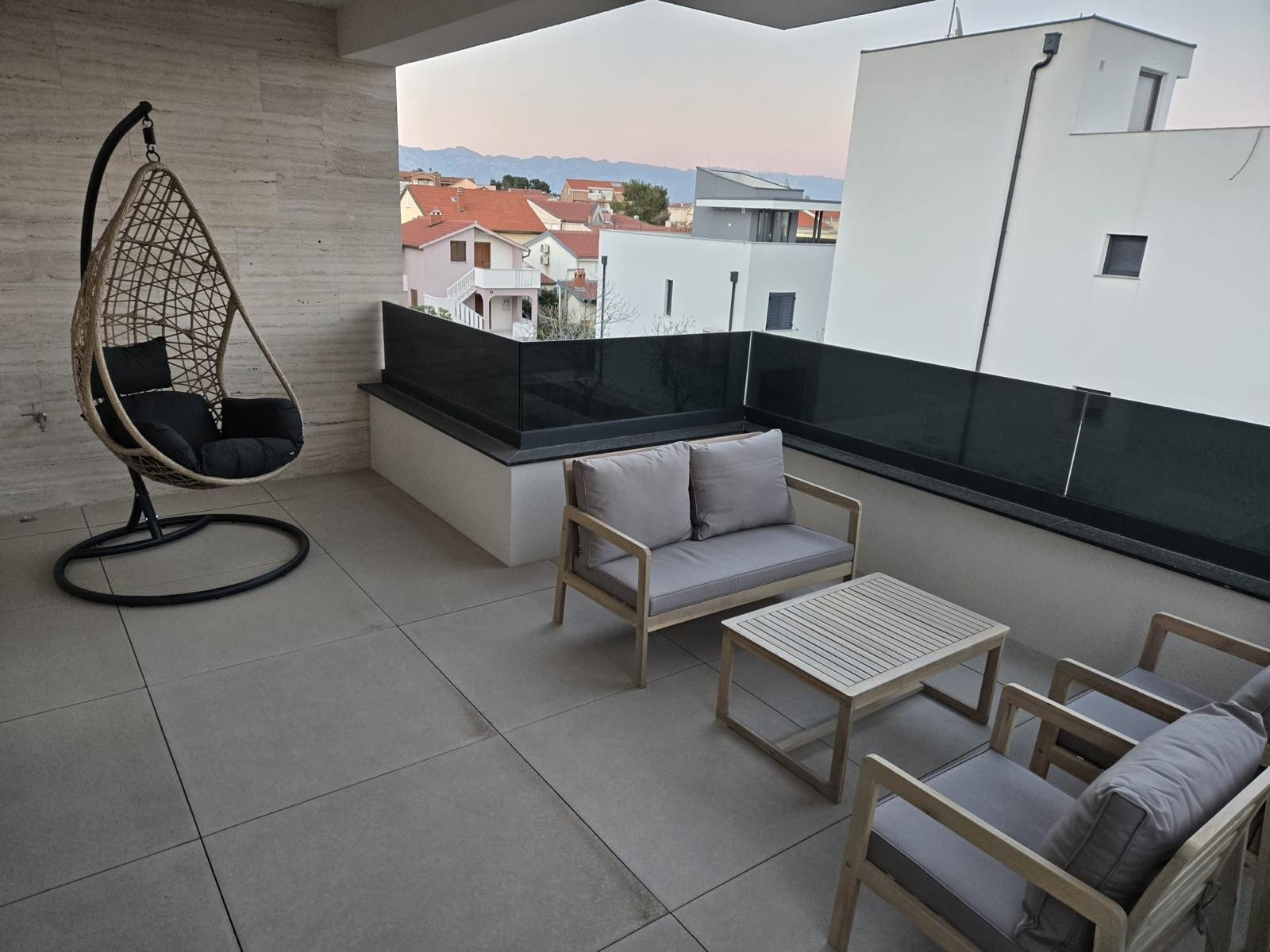 Chorvátsko - Novostavba apartmán s výhľadom na more len 150m od mora už len jeden v ponuke