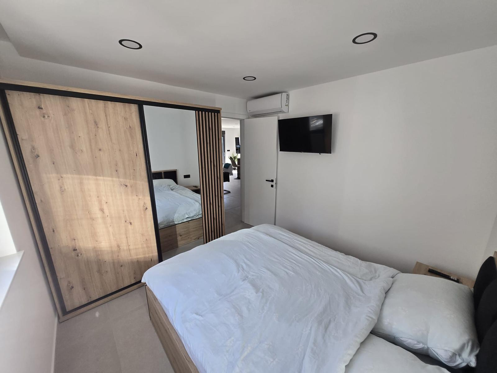 Chorvátsko - Novostavba apartmán s výhľadom na more len 150m od mora už len jeden v ponuke