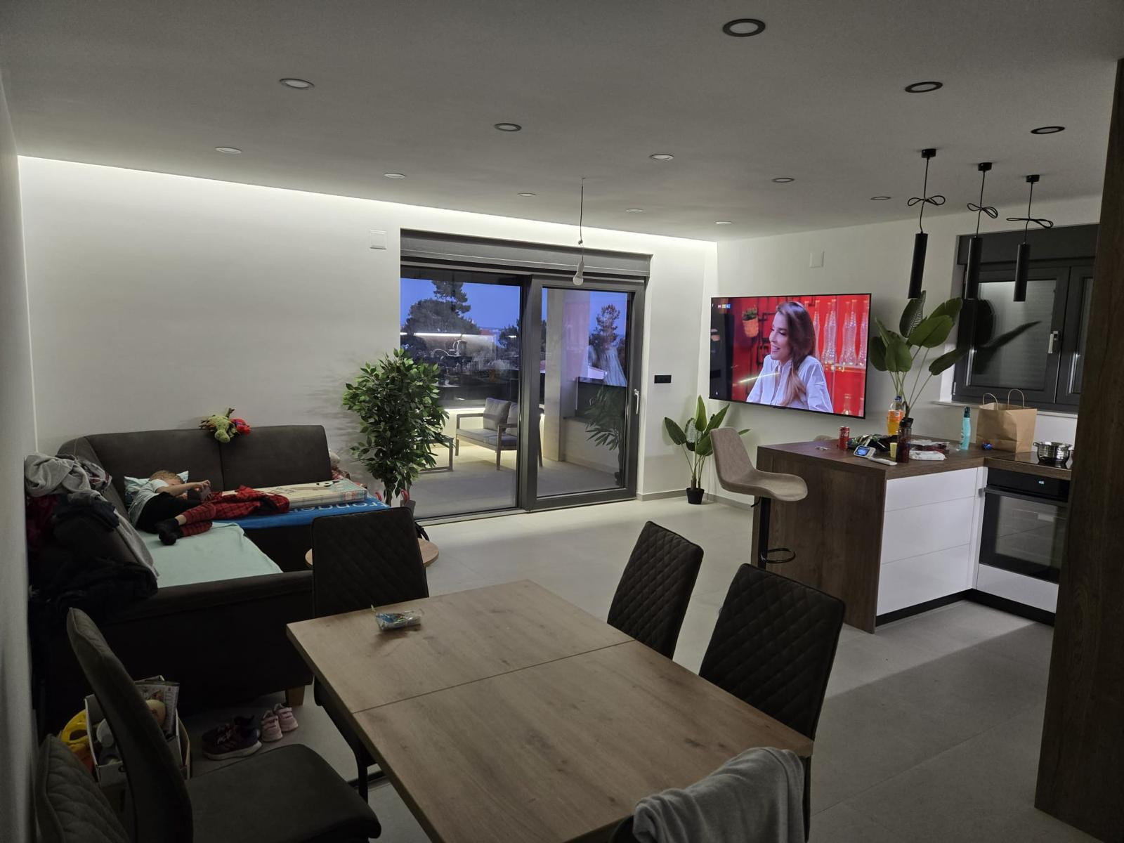 Chorvátsko - Novostavba apartmán s výhľadom na more len 150m od mora už len jeden v ponuke
