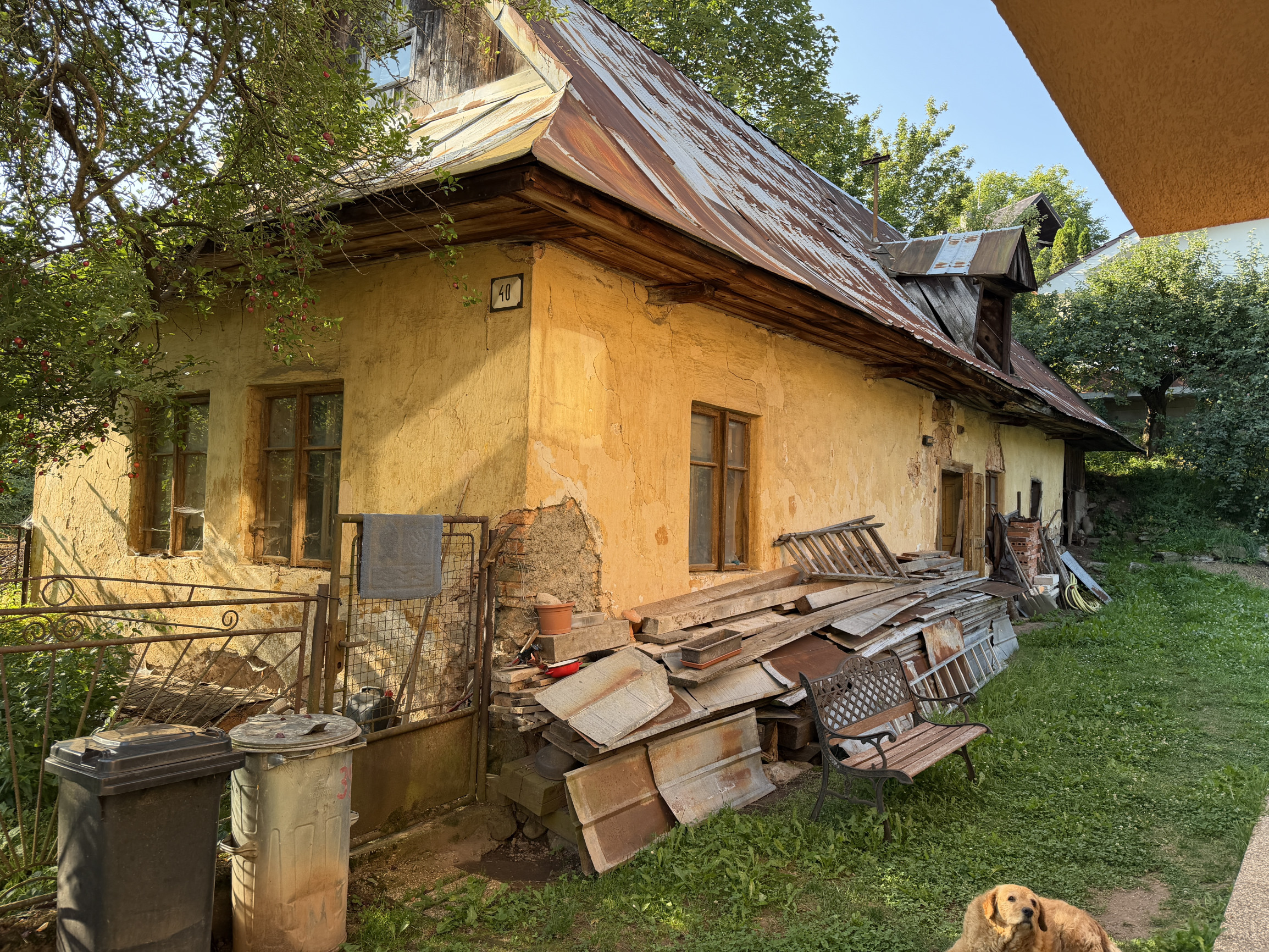 Pozemok so starším domom v Dolnej Lehote na predaj