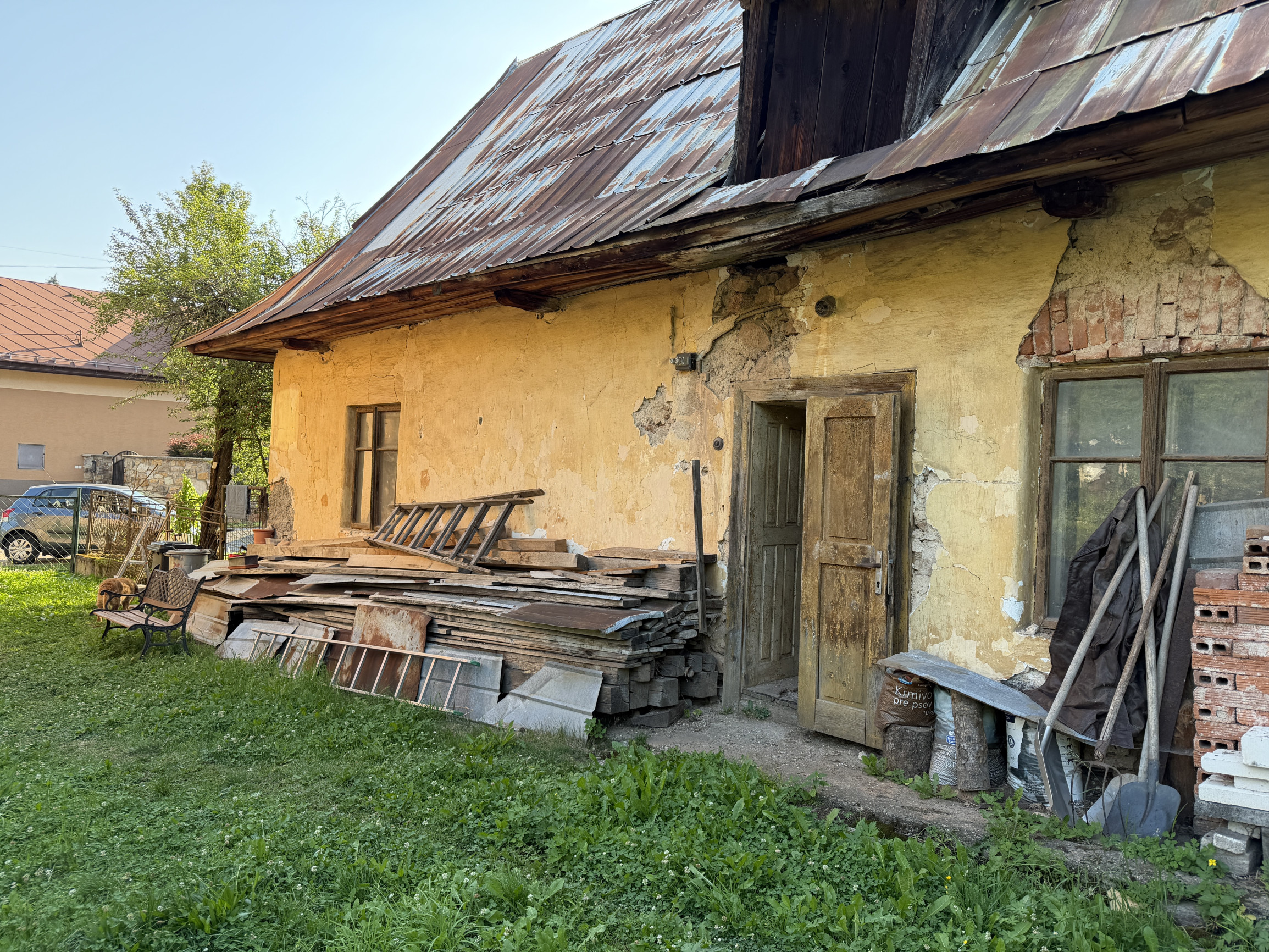 Pozemok so starším domom v Dolnej Lehote na predaj