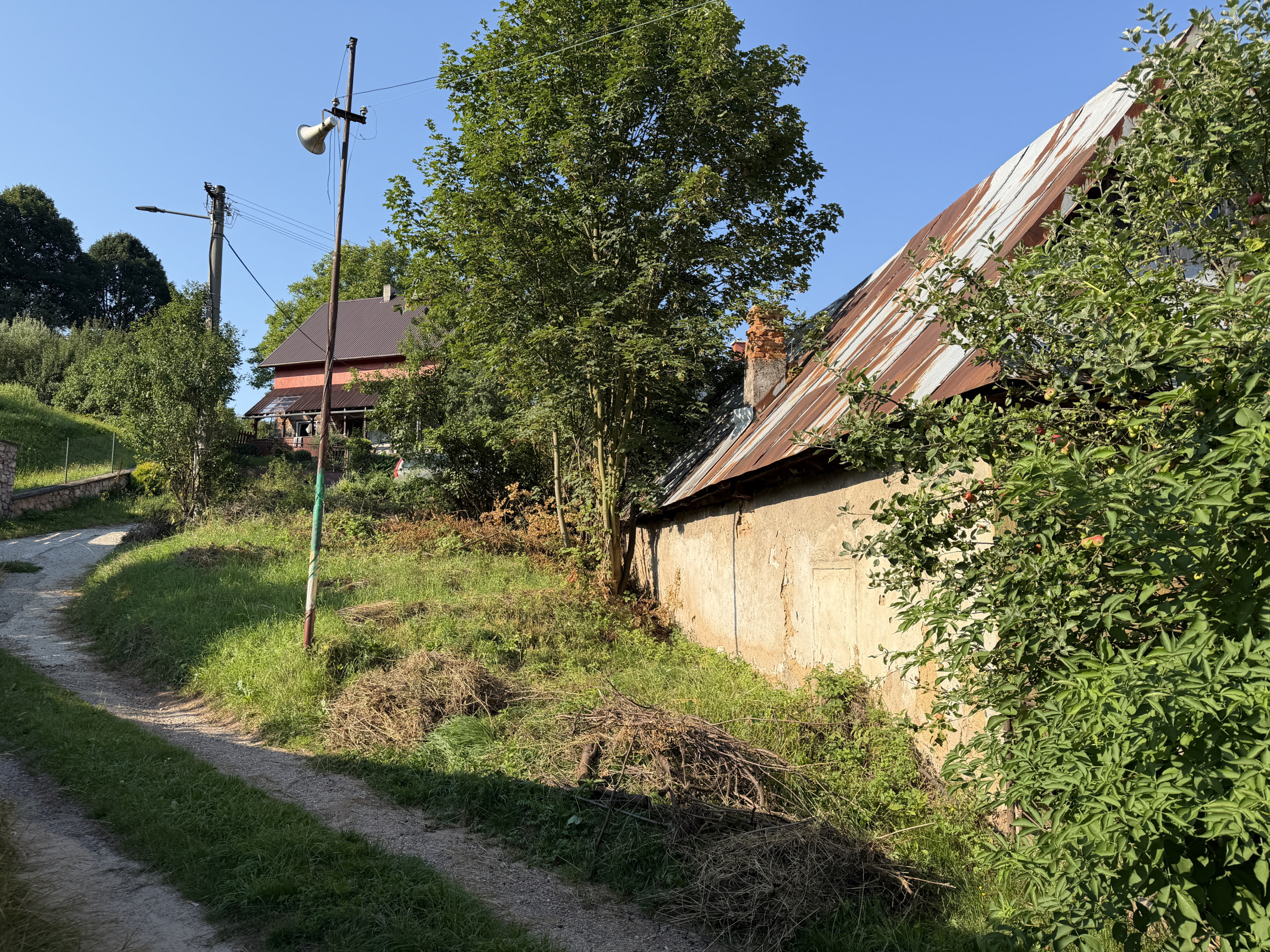 Pozemok so starším domom v Dolnej Lehote na predaj