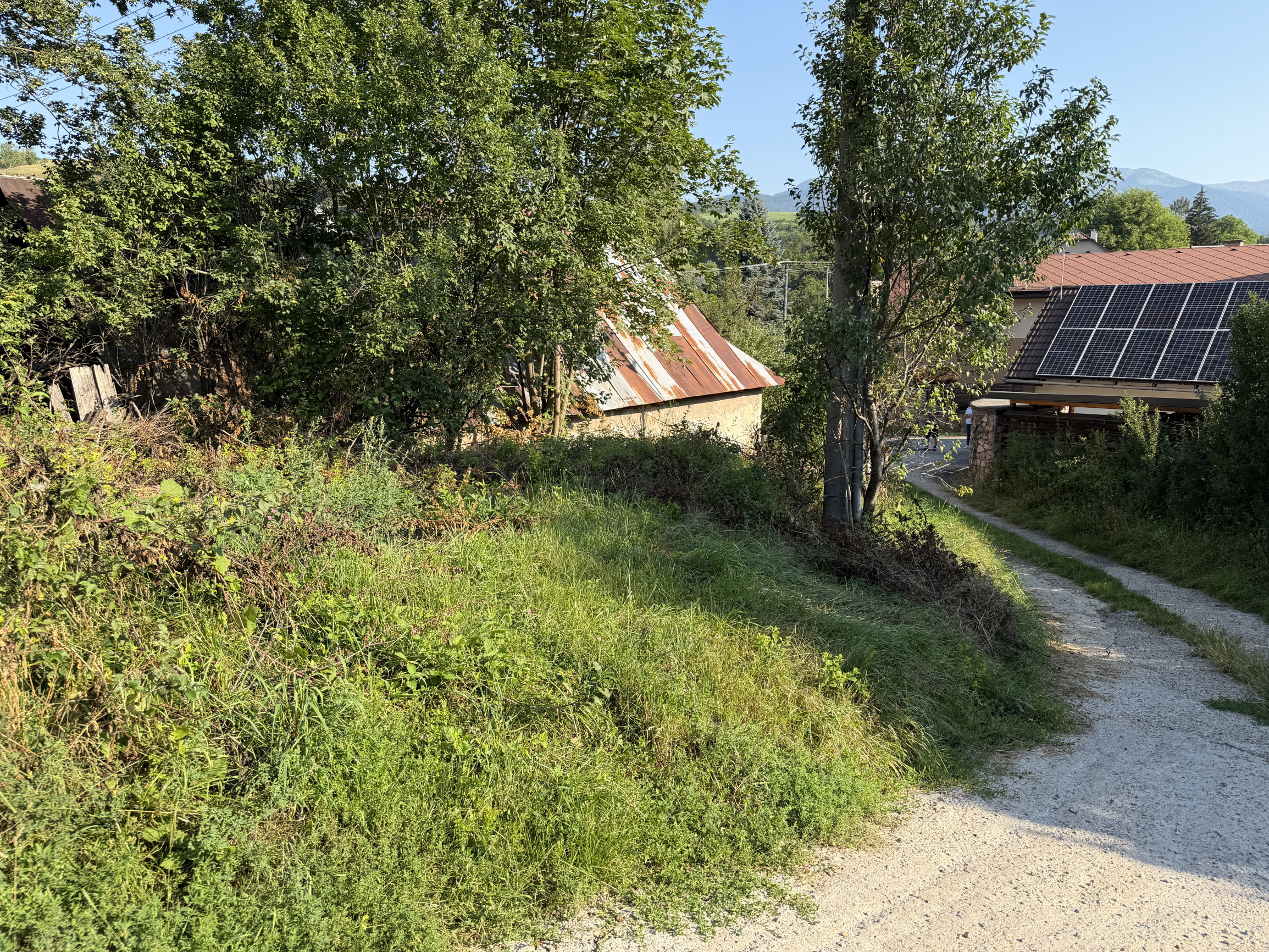 Pozemok so starším domom v Dolnej Lehote na predaj
