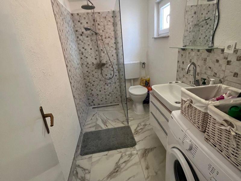 Chorvátsko, ostrov Vir - Na predaj: 3-izbový apartmán s výhľadom na more!