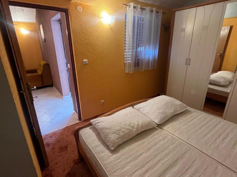 Chorvátsko- Na predaj dom 2x apartmán len 250m od mora