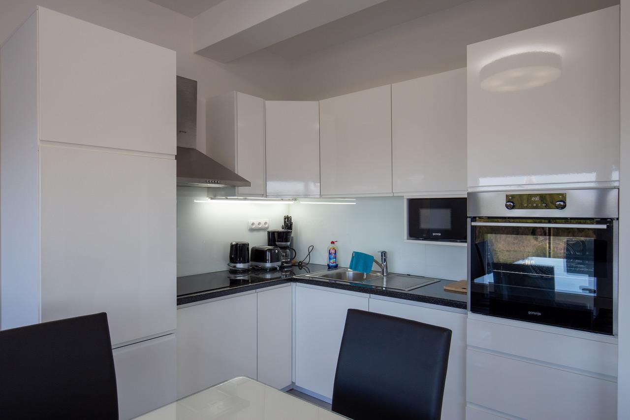 Na predaj: Priestranný 4 izbový apartmán na ostrove Vir v Chorvátsku