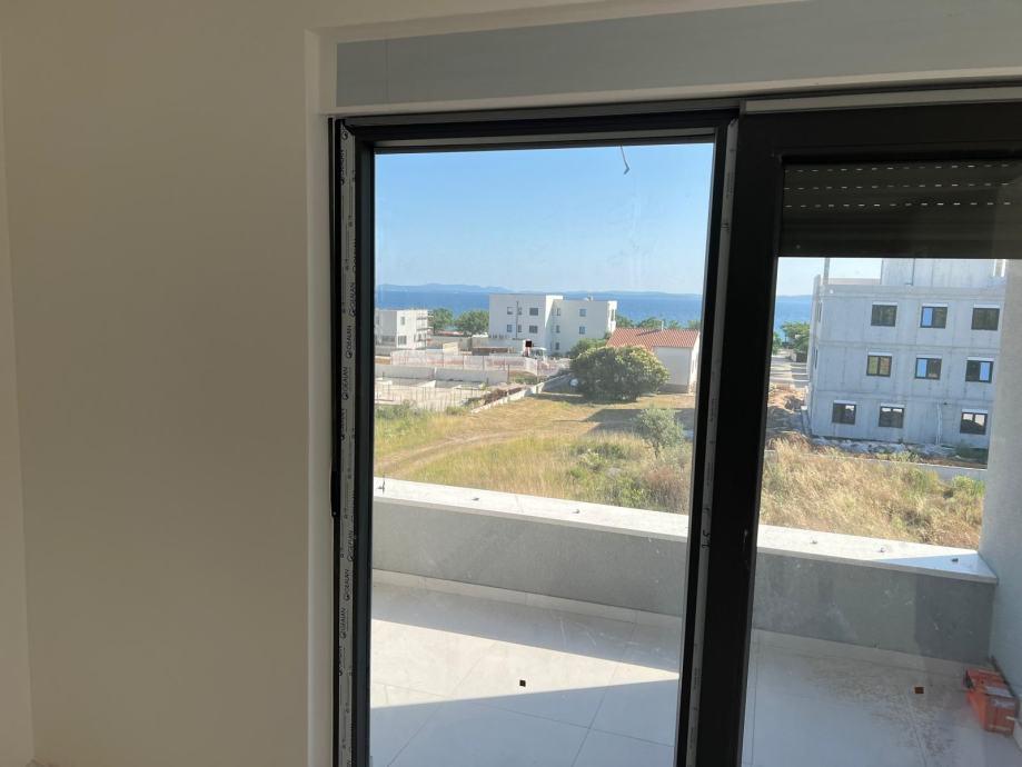 Chorvátsko-Na predaj apartmán so strešnou terasou a bazénom - Privlaka