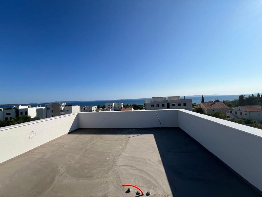 Chorvátsko-Na predaj apartmán so strešnou terasou a bazénom - Privlaka