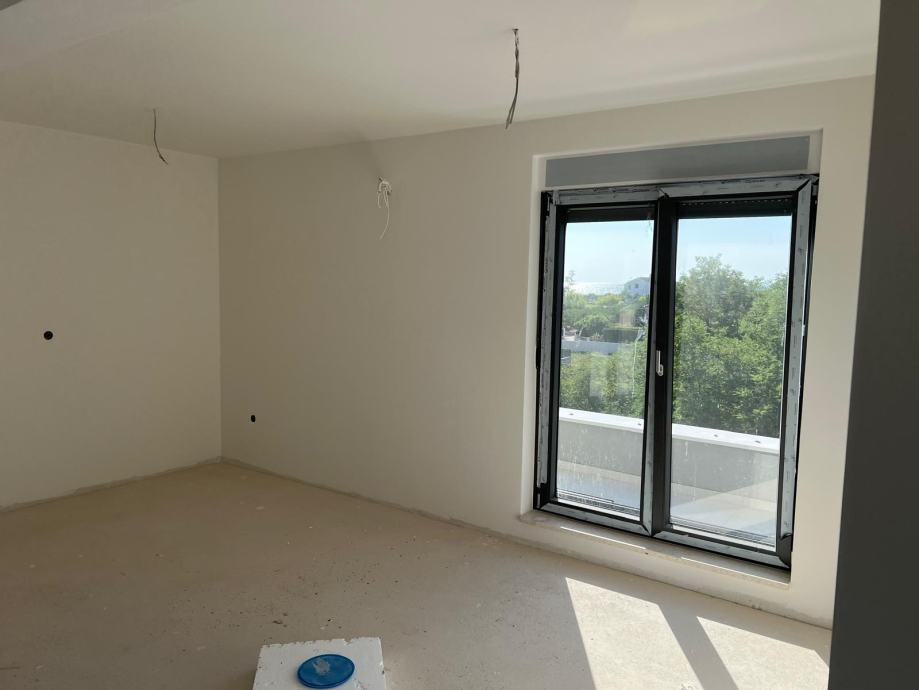 Chorvátsko-Na predaj apartmán so strešnou terasou a bazénom - Privlaka