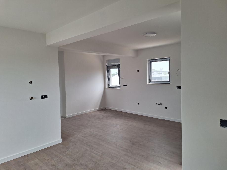 Chorvátsko-Na predaj apartmán so strešnou terasou a bazénom - Privlaka