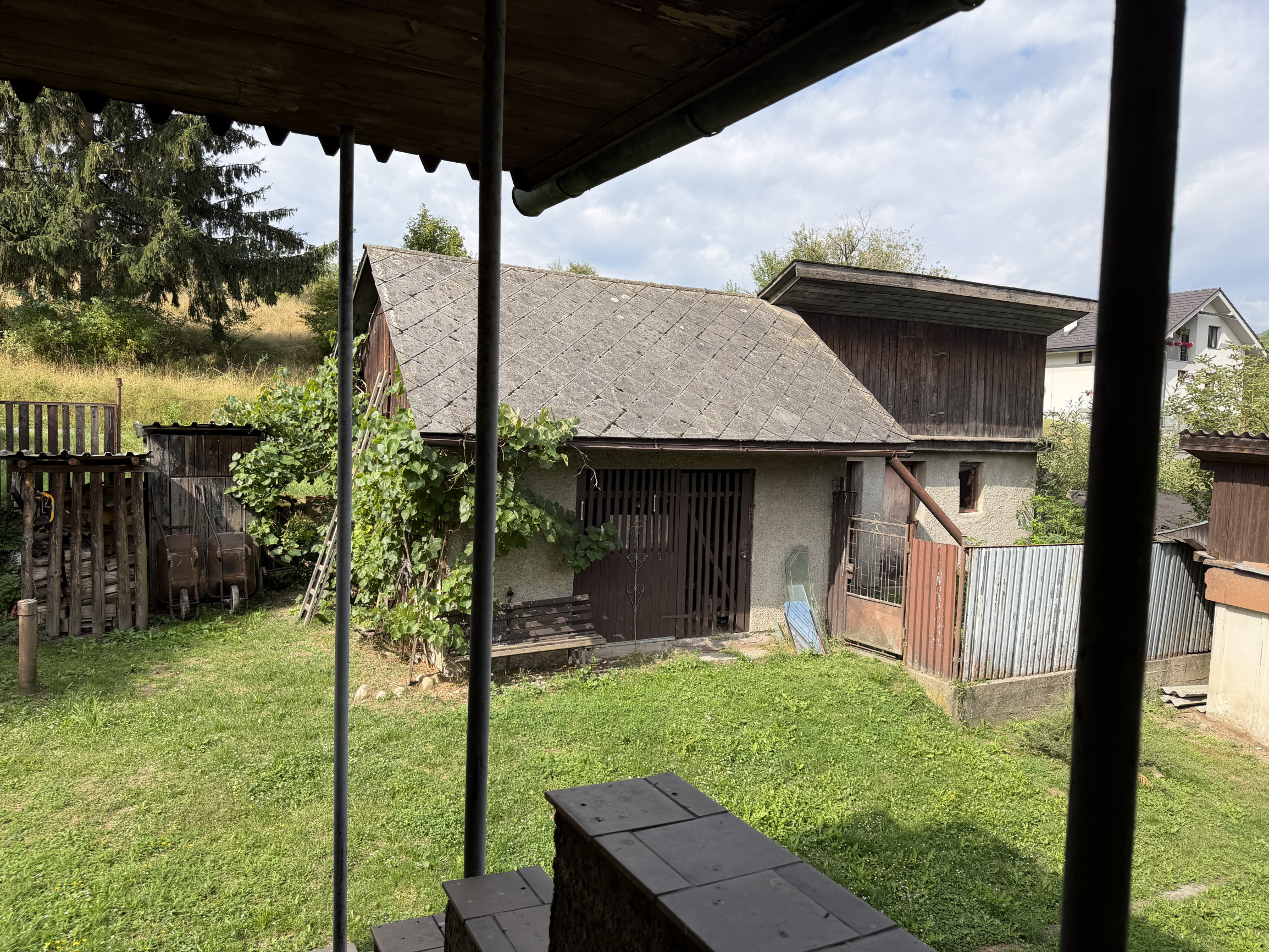 Priestranný rodinný dom s veľkou záhradou - Lopej