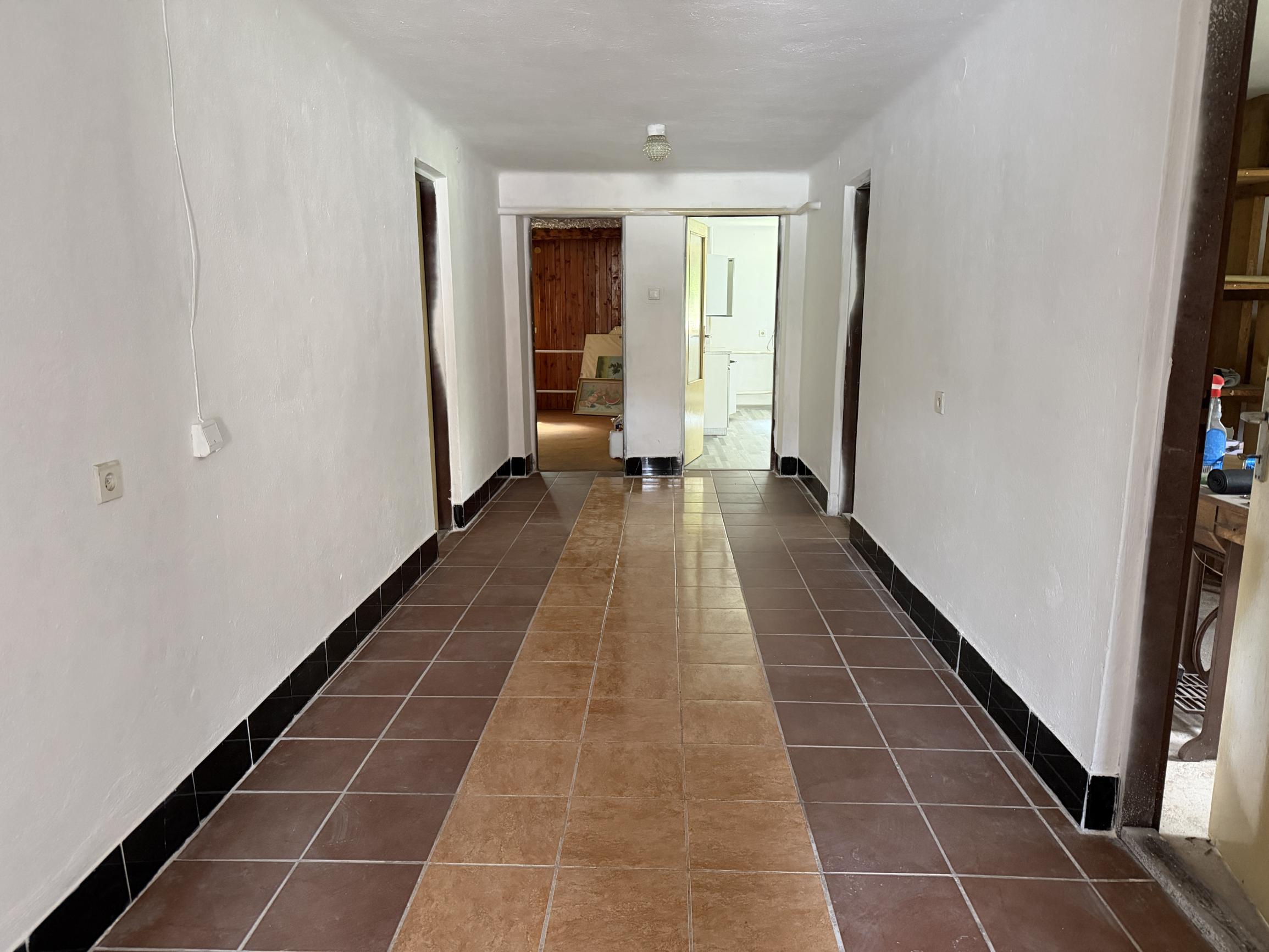 Priestranný rodinný dom s veľkou záhradou - Lopej