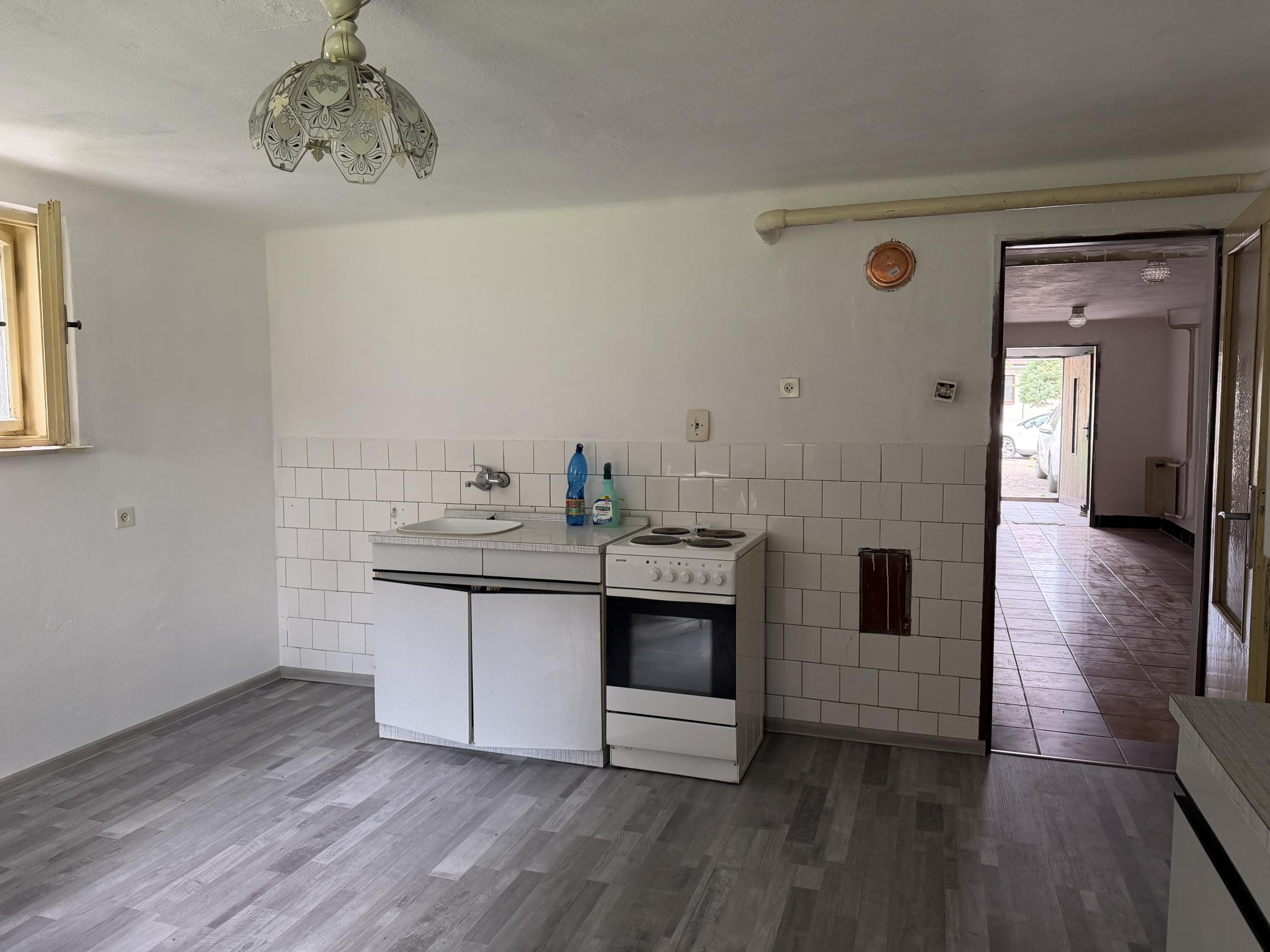 Priestranný rodinný dom s veľkou záhradou - Lopej